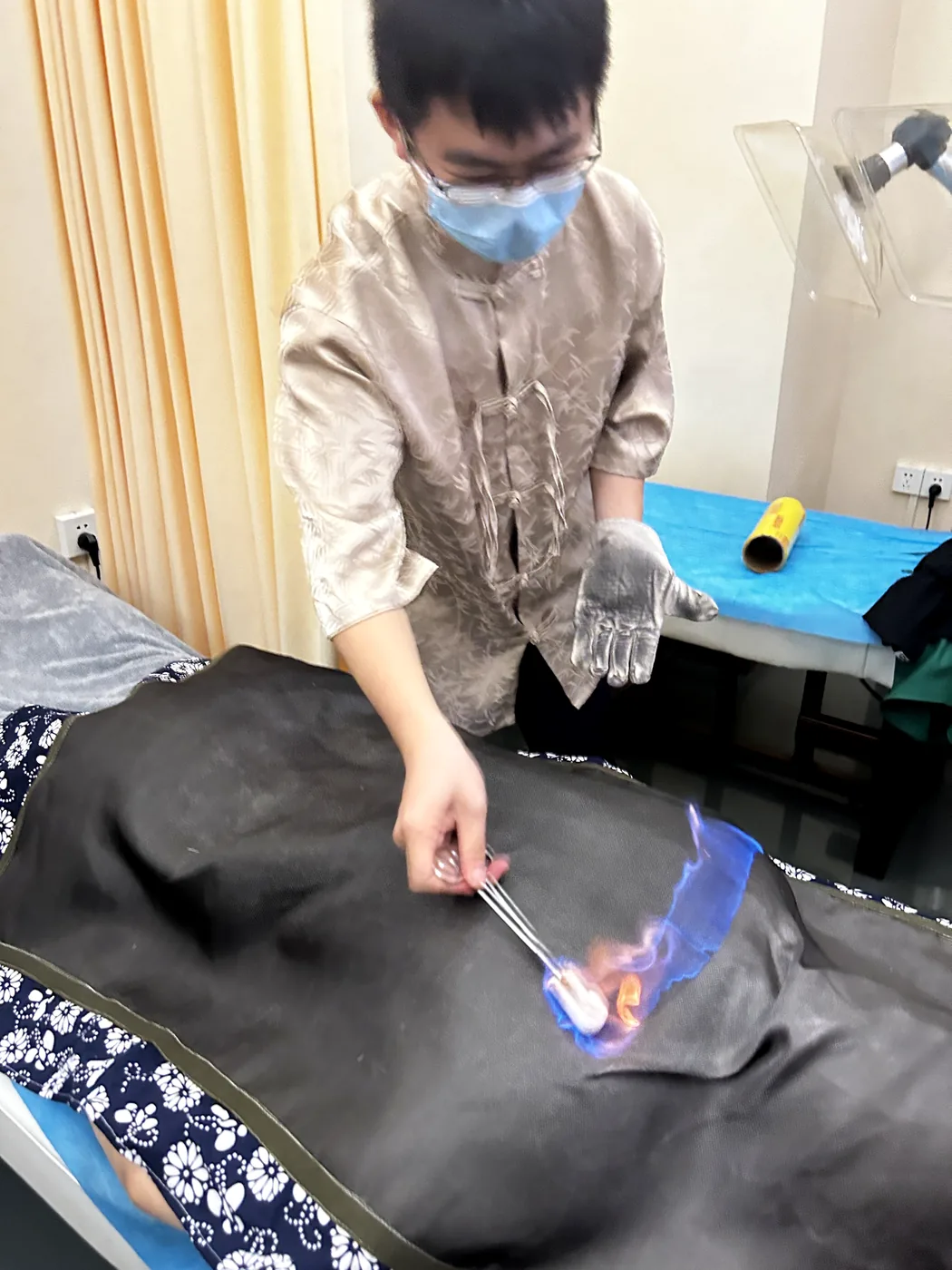 女性与产后调理服务展示图